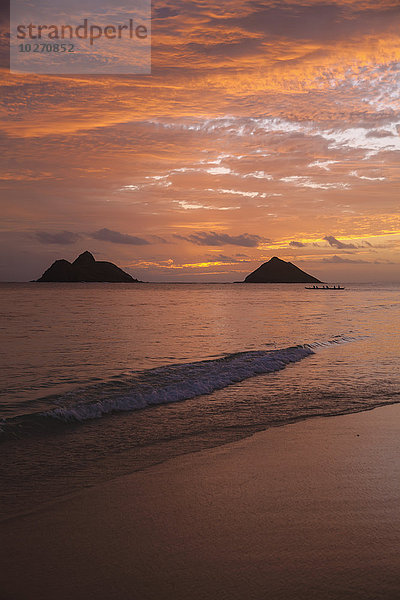 Sonnenuntergang am Lanikai Beach  mit den Mokuluas Inseln im Hintergrund; Oahu  Hawaii  Vereinigte Staaten von Amerika