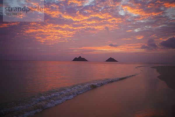 Sonnenuntergang am Lanikai Beach  mit den Mokuluas-Inseln im Hintergrund; Oahu  Hawaii  Vereinigte Staaten von Amerika