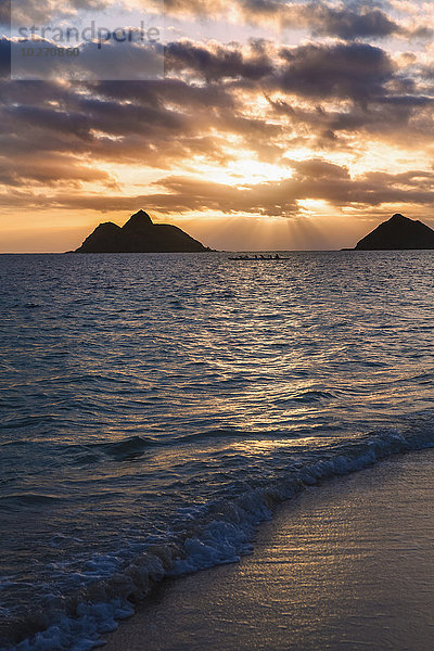 Sonnenuntergang am Lanikai Beach  mit den Mokuluas Inseln im Hintergrund; Oahu  Hawaii  Vereinigte Staaten von Amerika