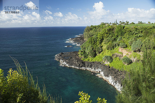 Blick auf die Küste unterhalb der Pali Ke Kua Eigentumswohnungen und auf den Prince Golfplatz; Princeville  Kauai  Hawaii  Vereinigte Staaten von Amerika