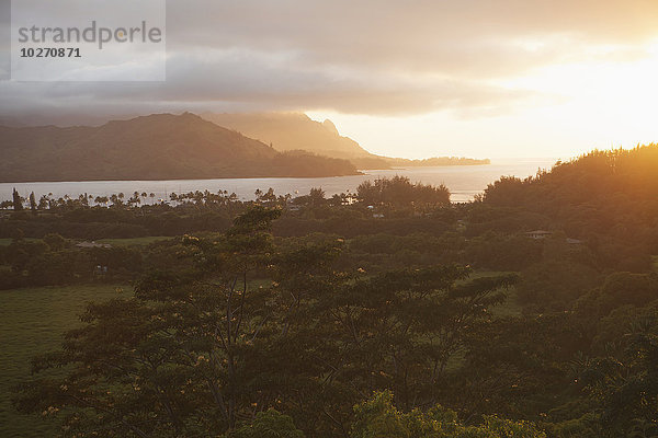 Sonnenuntergang über der Hanalei-Bucht und Haena (in der Ferne) vom Aussichtspunkt Hanalei Valley; Hanalei  Kauai  Hawaii  Vereinigte Staaten von Amerika