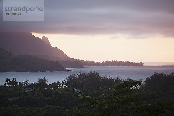 Sonnenuntergang über der Hanalei-Bucht und Haena (in der Ferne) vom Aussichtspunkt Hanalei Valley; Hanalei  Kauai  Hawaii  Vereinigte Staaten von Amerika