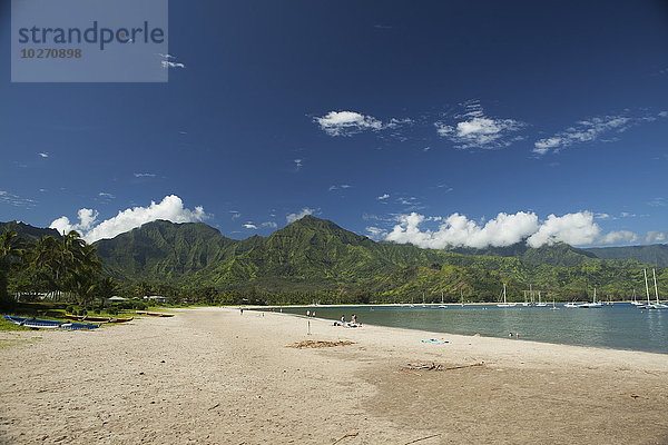 Segelboote in der Hanalei Bay und am Hanalei Beach; Hanalei  Kauai  Hawaii  Vereinigte Staaten von Amerika