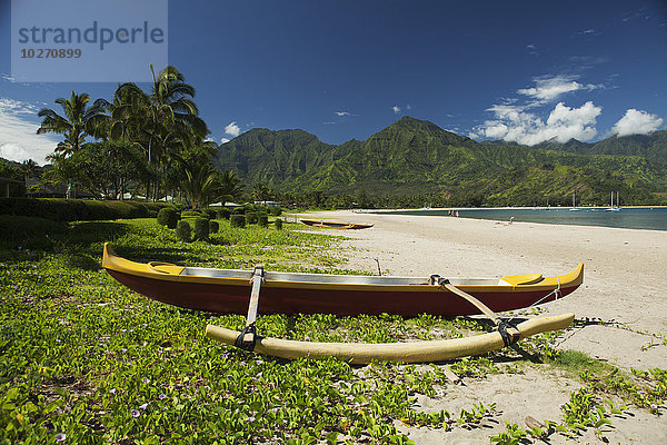 Outrigger-Kanu am Strand von Hanalei; Hanalei  Kauai  Hawaii  Vereinigte Staaten von Amerika