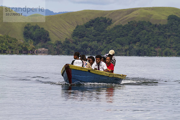 Menschen an Bord eines Bootes auf dem Sentani-See  Papua  Indonesien