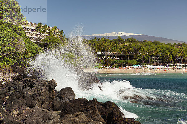 Strand vor dem Mauna Kea Beach Hotel  schneebedeckter Mauna Kea; Insel Hawaii  Hawaii  Vereinigte Staaten von Amerika