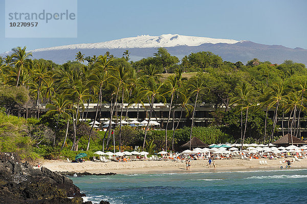 Strand vor dem Mauna Kea Beach Hotel  schneebedeckter Mauna Kea; Insel Hawaii  Hawaii  Vereinigte Staaten von Amerika