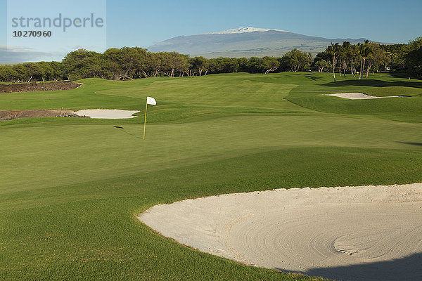 North Course auf dem Francis Ii Brown Golf Course im Mauna Lani Resort  9. Loch Par 4 mit schneebedecktem Mauna Kea im Hintergrund; Insel Hawaii  Hawaii  Vereinigte Staaten von Amerika