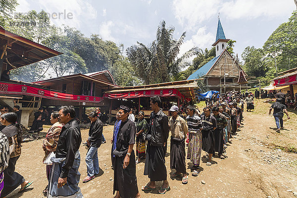 Menschen in einem formellen Trauerzug  genannt MaÆpassa Tedong  an einem Rante  dem zeremoniellen Ort für ein Torajan-Begräbnis  in Sereale  Toraja-Land  Süd-Sulawesi  Indonesien