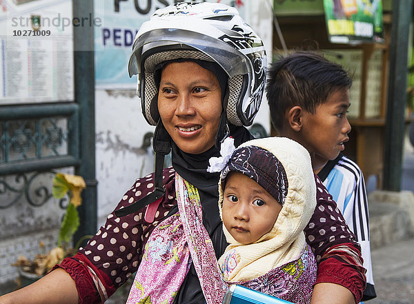 Frau und Kinder auf einem Motorrad  Kampung Kauman  Surakarta (Solo)  Zentral-Java  Indonesien
