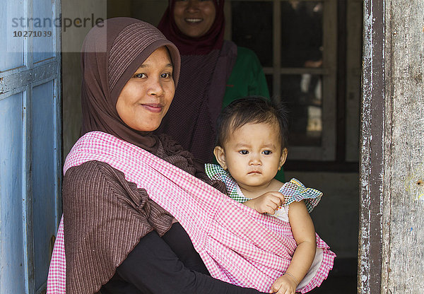 Frau hält ein Mädchen  Semparu  Lombok  West Nusa Tenggara  Indonesien
