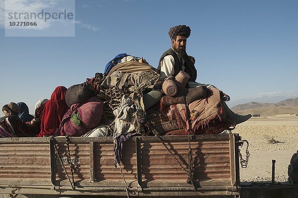 Zurückgekehrter afghanischer Flüchtling mit seinem Hab und Gut auf einem Lastwagen auf der Straße von Torkham nach Jalalabad  Provinz Nangarhar  Afghanistan