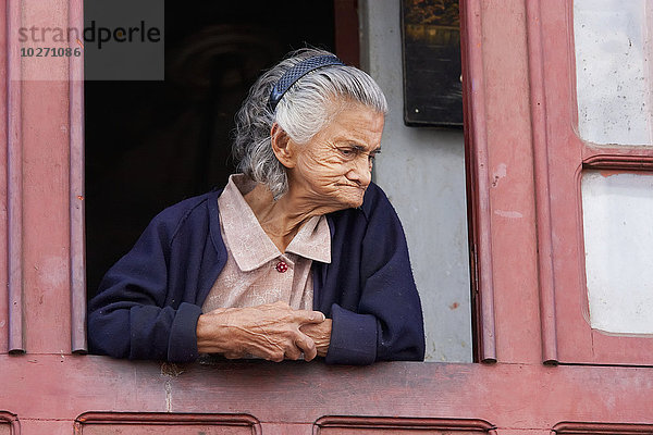 Alte Frau am Fenster  Sucre  Departement Chuquisaca  Bolivien