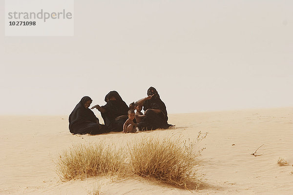 Tuareg-Frauen und -Kinder auf einer Sanddüne in der Nähe von Timbuktu  Mali