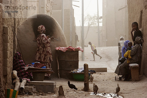 Brotbacken in einem Lehmofen  Timbuktu  Mali