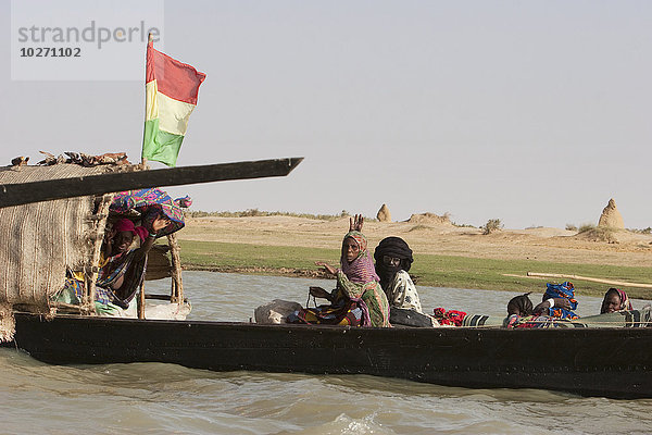 Pinasse mit Fracht und Menschen auf dem Niger zwischen Niafunke und Kabara  Mali
