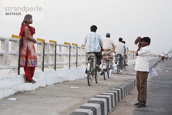 Mann fotografiert seine Frau auf der Mahatma Gandhi Seti (Brücke)  Patna  Bihar  Indien