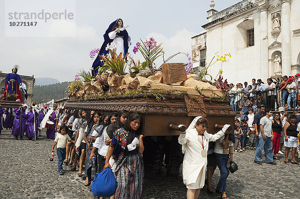 Trauernde Frauen tragen die Anda (Wagen) der schmerzhaften Jungfrau Maria während einer Karfreitagsprozession in Antigua Guatemala  Sacatep