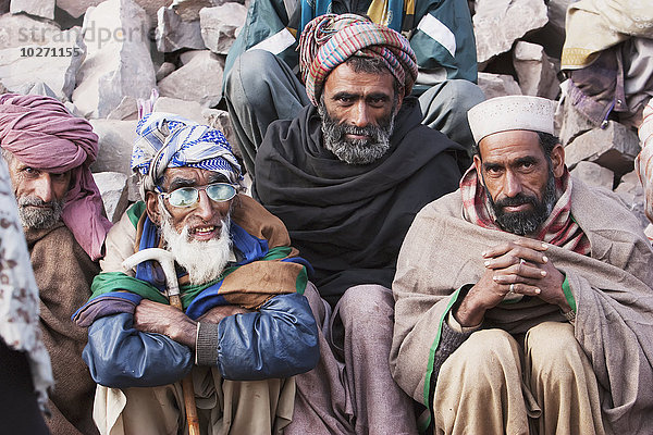 Männer  die in der Nähe der Kontrolllinie auf Hilfe und Hilfsgüter warten  Chakothi  Azad Kaschmir  Pakistan