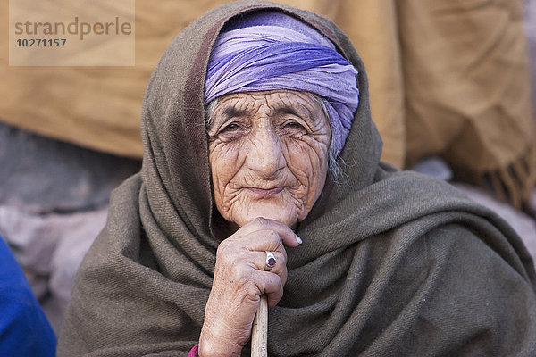 Alte Frau  die in der Nähe der Kontrolllinie auf Hilfe und Hilfsgüter wartet  Chakothi  Azad Kaschmir  Pakistan