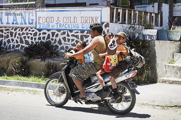 Kinder auf einem Motorrad  Simanindo  Insel Samosir  Toba-See  Nordsumatra  Indonesien