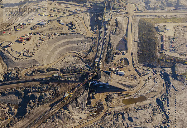 Luftaufnahme einer Ölsandraffinerie mit Arbeitsgeräten  Rohrleitungen  Abraumhalden und industriellen Produktionsanlagen  nördlich von Fort McMurray; Alberta  Kanada