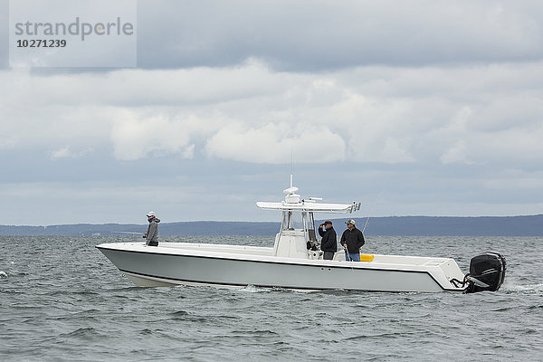 Fischen vor der Atlantikküste; Martha's vineyard  Massachusetts  Vereinigte Staaten von Amerika