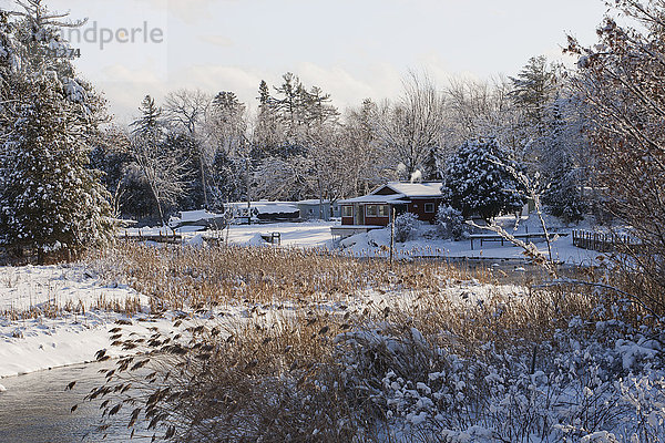 Haus zur Winterzeit in einer abgelegenen Gegend; Foster  Quebec  Kanada