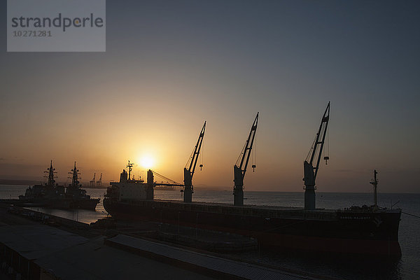 Frachtschiff und internationale Marineschiffe im Einsatz gegen Piraterie  Hafen von Dschibuti; Dschibuti  Ostafrika