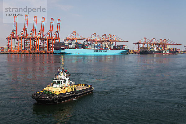 Containerschiffe und Schlepper  Hafen Salalah; Salalah  Dhofar  Oman