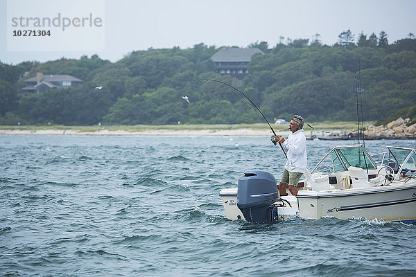 Mann beim Fischen von einem Boot aus; Cape Cod  Massachusetts  Vereinigte Staaten von Amerika