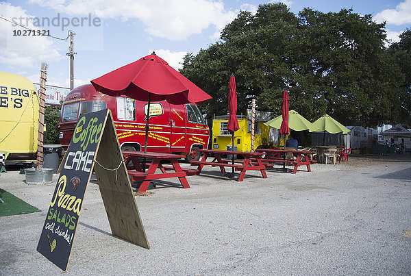 Verschiedene Imbisswagen mit unterschiedlichen Gerichten säumen einen Parkplatz; Austin  Texas  Vereinigte Staaten von Amerika