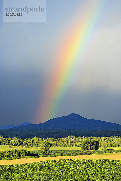 Blick auf den Regenbogen und den Mont Pinacle von Saint-Armand aus; östliche Gemeinden  Quebec  Kanada'.