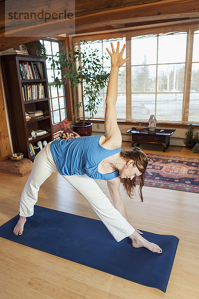 Frau praktiziert Yoga in einem Hallenstudio  Homer  Alaska