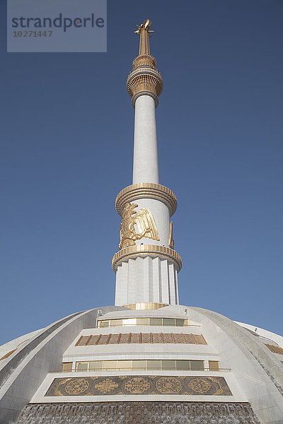 Unabhängigkeitsdenkmal  Independence Park; Aschgabad  Turkmenistan'.