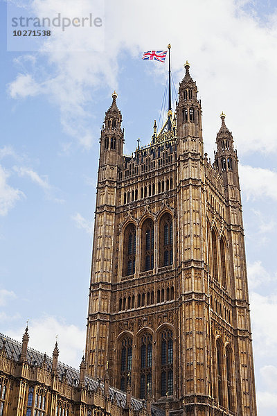 Westminster Abbey vor blauem Himmel; London  England'.