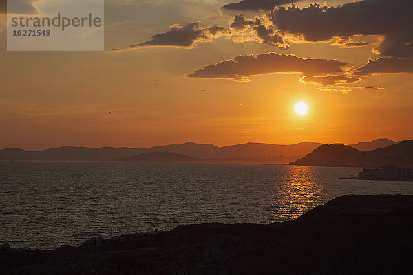 Glühender Sonnenuntergang entlang der Dalmationsküste; Omis  Kroatien'.