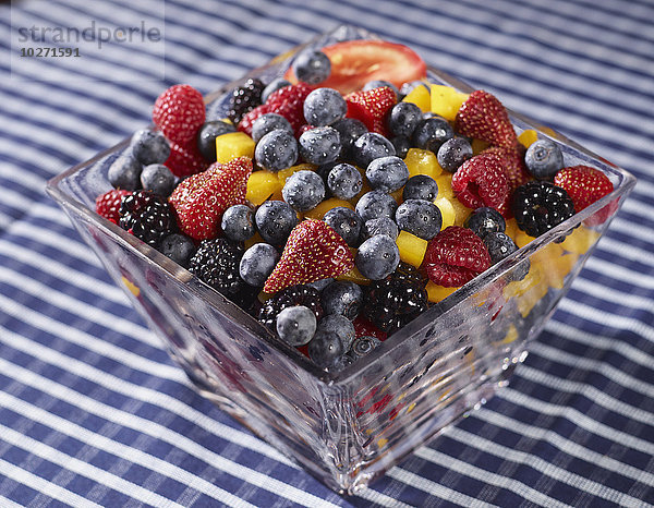 Schale mit frischem Obst  darunter Blaubeeren  Himbeeren  Erdbeeren  Brombeeren und Pfirsiche mit einer Scheibe Tomate; Ontario  Kanada'.