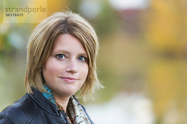 Porträt einer reifen Frau in einem Park im Herbst; Edmonton  Alberta  Kanada'.
