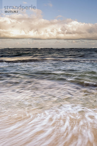 'Blick auf den Ozean vom Coconut Beach; Kapaa  Kauai  Hawaii  Vereinigte Staaten von Amerika'.