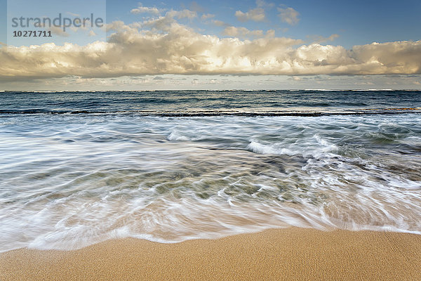 'Blick auf den Ozean vom Coconut Beach; Kapaa  Kauai  Hawaii  Vereinigte Staaten von Amerika'.