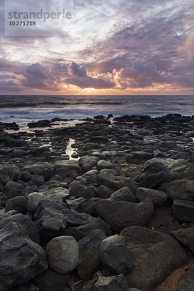 Sonnenaufgang von den Felsen in der Nähe des Flughafens Lihue aus gesehen; Lihue  Kauai  Hawaii  Vereinigte Staaten von Amerika'.