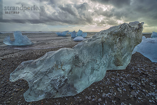 Entlang der Südküste Islands liegen große Eisbrocken am Strand  die aus der Lagune Jokulsarlon ins Meer gespült wurden; Island'