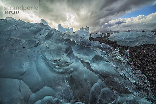 Entlang der Südküste Islands liegen große Eisbrocken am Strand  die aus der Lagune Jokulsarlon ins Meer gespült wurden; Island'