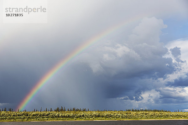 Regenbogen über dem Porcupine River im nördlichen Yukon  nahe Old Crow; Yukon  Kanada'.