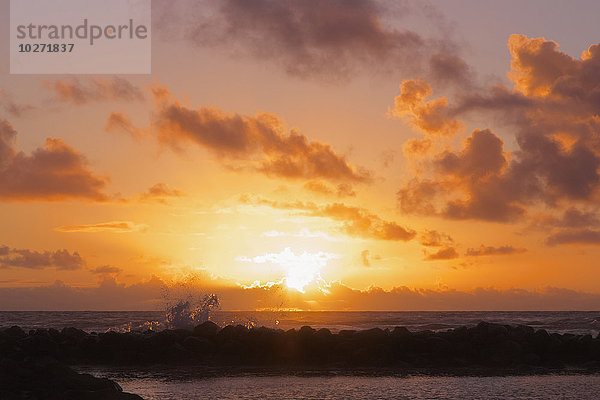 Glühender Sonnenuntergang über dem Horizont vom Wellenbrecher  Lydgate Park; Kauai  Hawaii  Vereinigte Staaten von Amerika'.