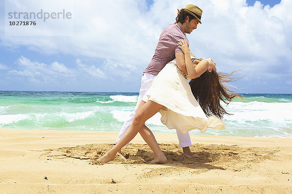 Paar tanzt am Strand; Kealia  Kauai  Hawaii  Vereinigte Staaten von Amerika'.
