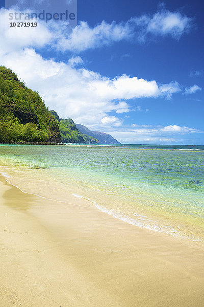 Küstenlinie und türkisfarbenes Wasser; Kauai  Hawaii  Vereinigte Staaten von Amerika'.