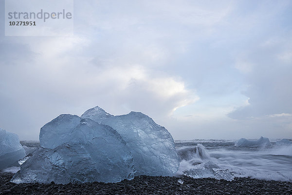Großer Eisbrocken an der Küste in der Nähe der Gletscherlagune von Jokulsarlon; Island'.