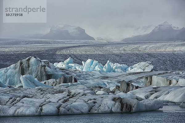 Die Gletscherlagune Jokulsarlon an der Südküste Islands ist voller Eisberge  die darauf warten  ins Meer gespült zu werden; Island'